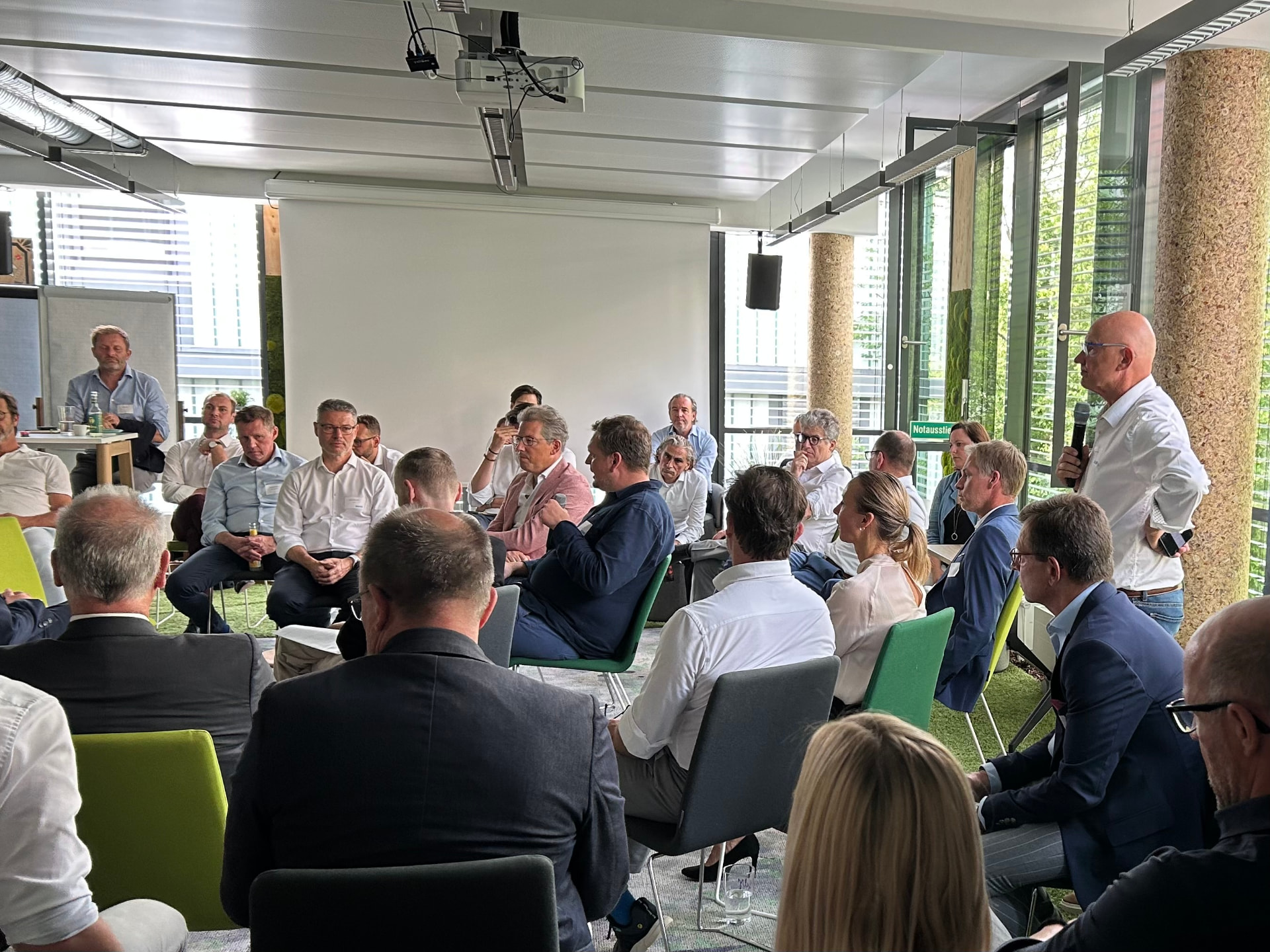 Teilnehmer:innen des RE:Value Dialogs im Gespräch